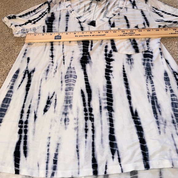 Rock & Republic Women's Tie-Dye V-Neck Top. Size M - Picture 7 of 10